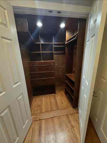 Spacious Master Bedroom w/2 closets