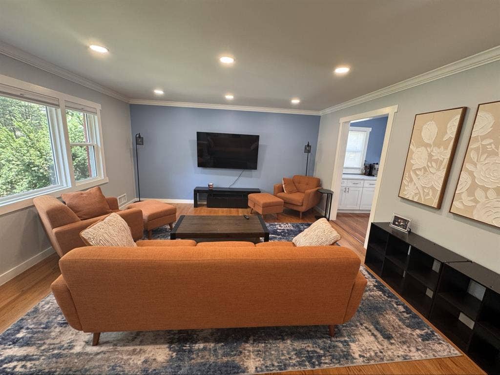 Spacious Master Bedroom w/2 closets