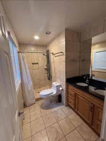 Spacious Master Bedroom w/2 closets