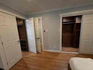 Spacious Master Bedroom w/2 closets