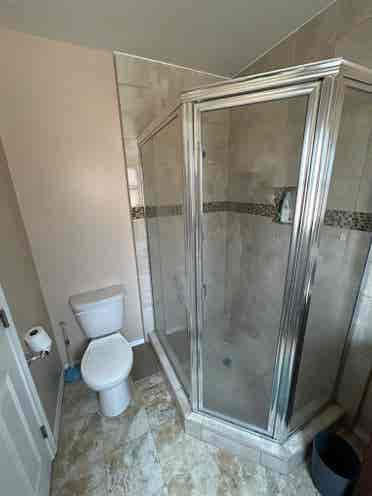 Bedroom & private bathroom in 3 bed