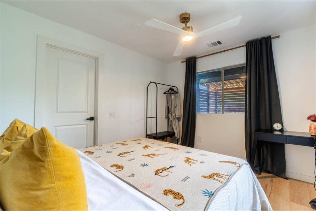 Austin Room (utilities included)