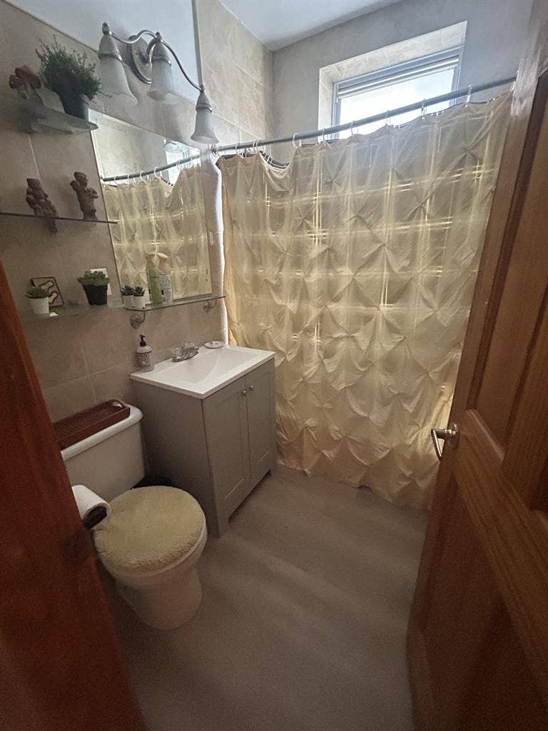 looking for a roommate for sept