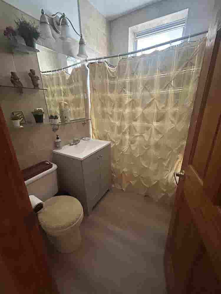 looking for a roommate for sept