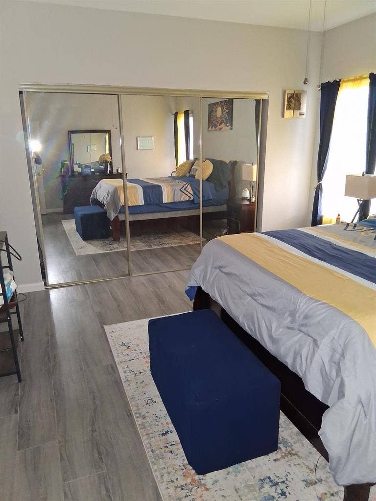 Room available in North Hoiston.
