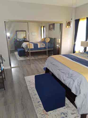 Room available in North Hoiston.