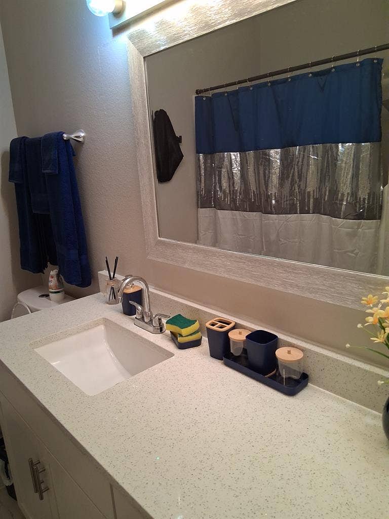 Room available in North Hoiston.