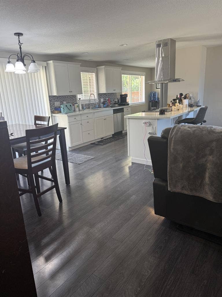 Looking for Roommate