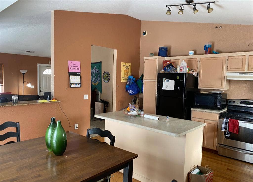 Looking for roommates immediately