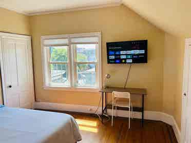 Sunny spacious room in Downtown