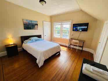 Sunny spacious room in Downtown