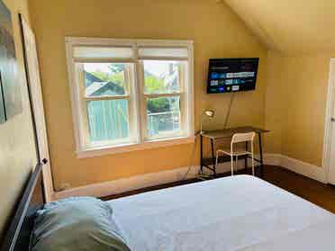 Sunny spacious room in Downtown