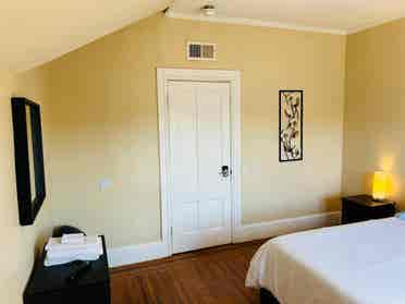 Sunny spacious room in Downtown