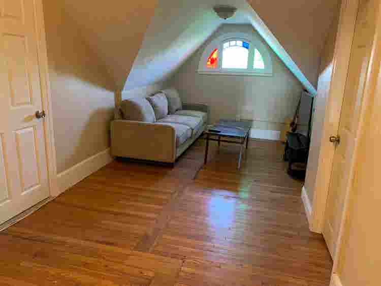 Sunny spacious room in Downtown