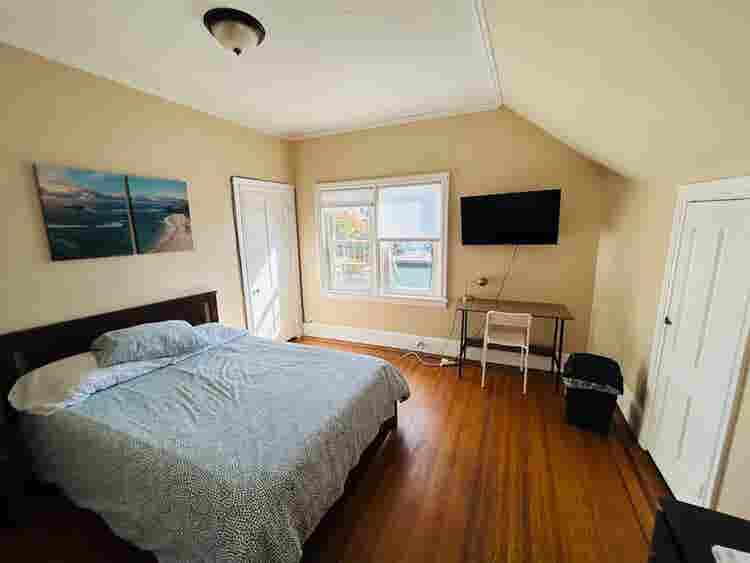 Sunny spacious room in Downtown
