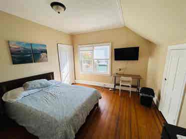 Sunny spacious room in Downtown