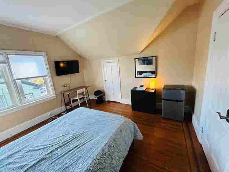Sunny spacious room in Downtown