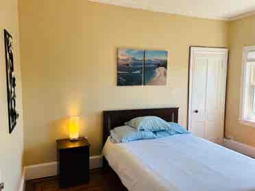 Sunny spacious room in Downtown