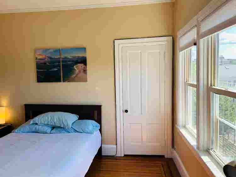 Sunny spacious room in Downtown