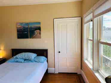 Sunny spacious room in Downtown