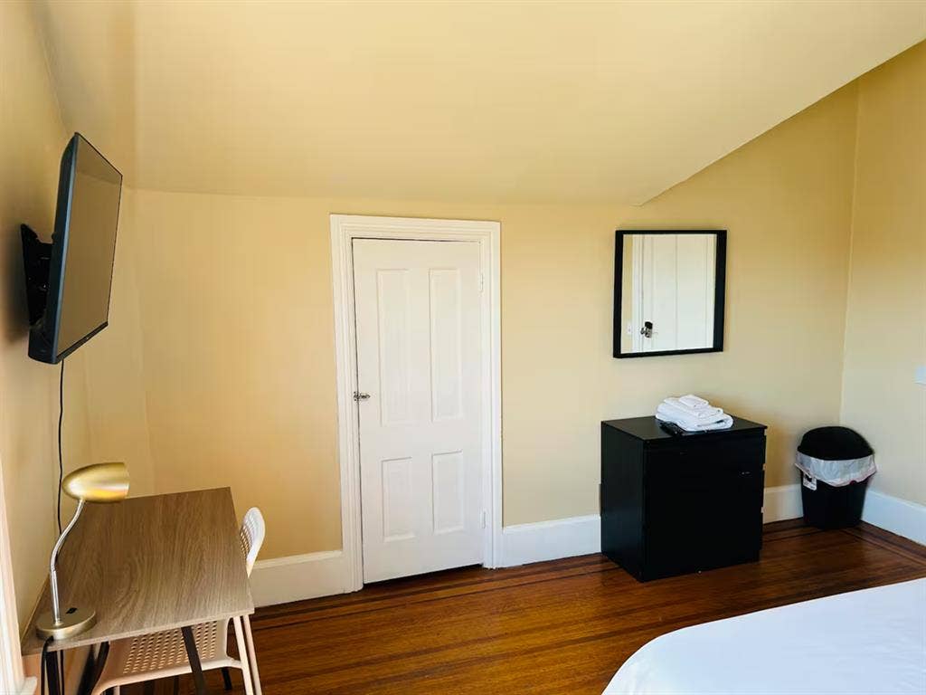 Sunny spacious room in Downtown