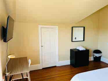 Sunny spacious room in Downtown