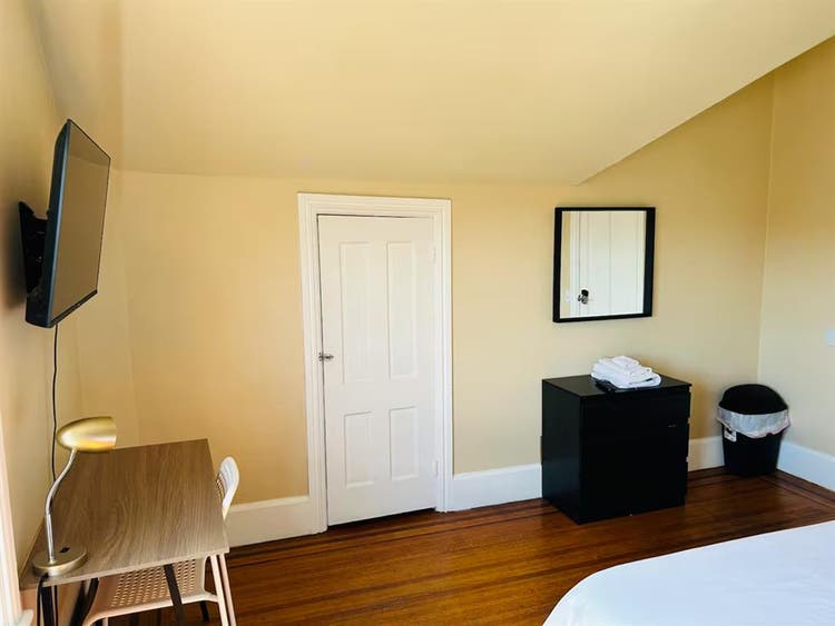 Sunny spacious room in Downtown