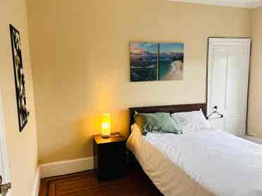 Sunny spacious room in Downtown