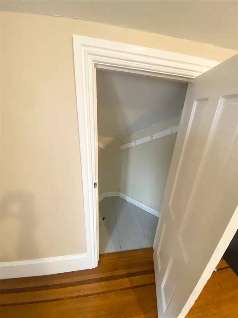 Sunny spacious room in Downtown