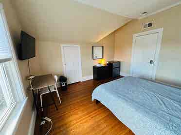 Sunny spacious room in Downtown
