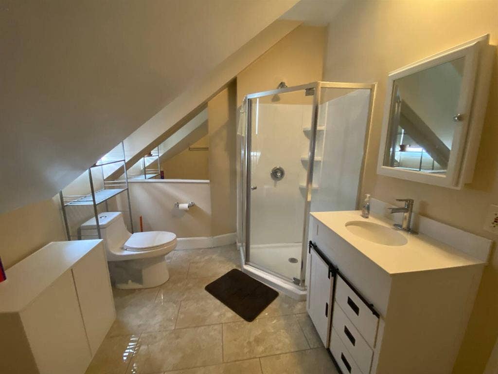 Spacious room near Downtown