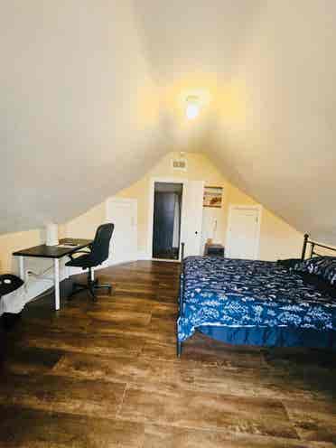 Spacious room near Downtown