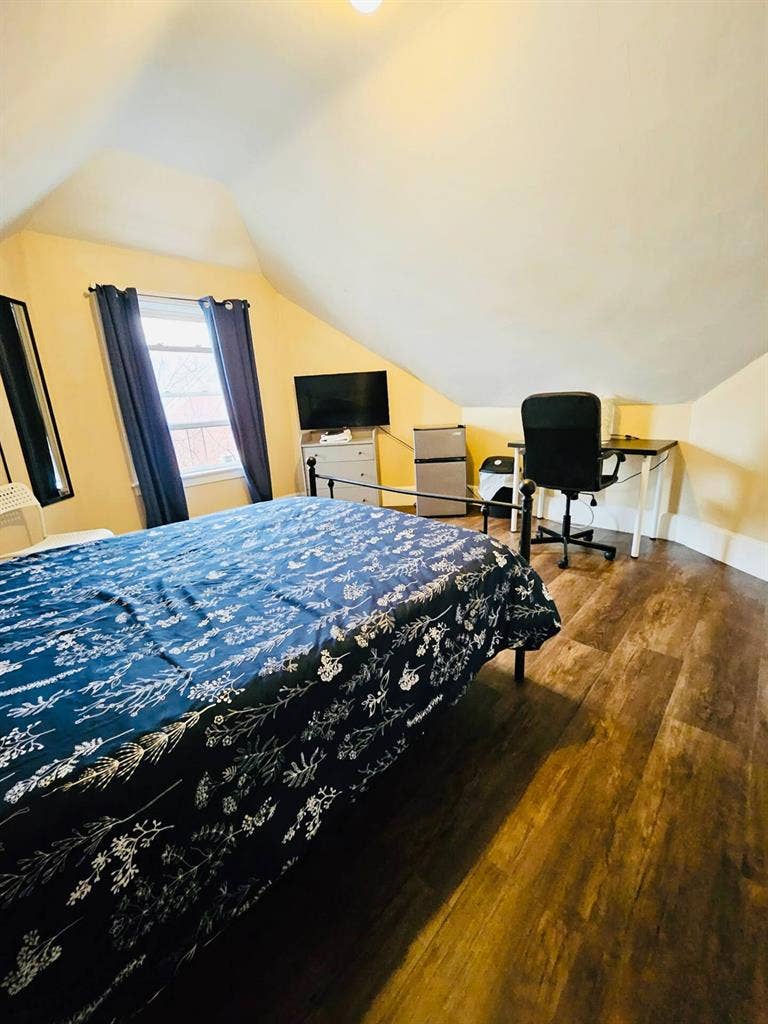 Spacious room near Downtown