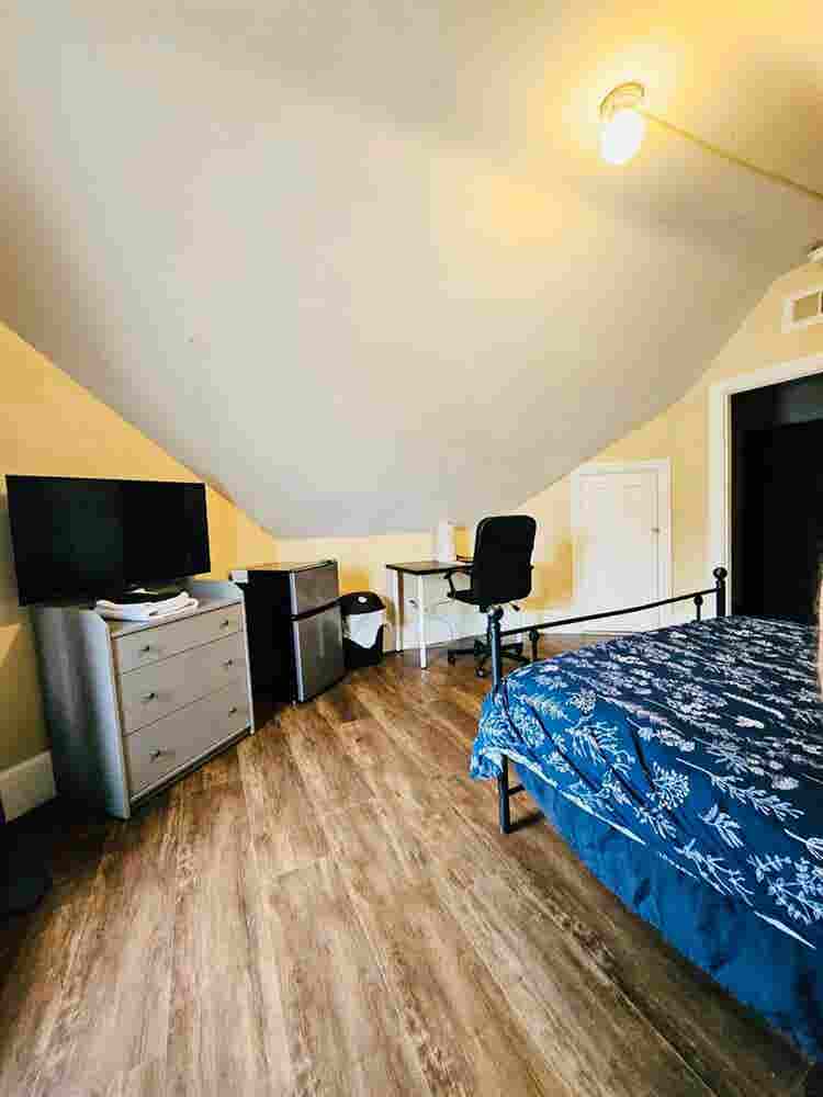 Spacious room near Downtown