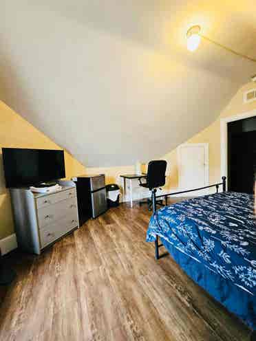 Spacious room near Downtown