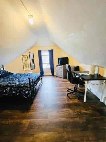 Spacious room near Downtown