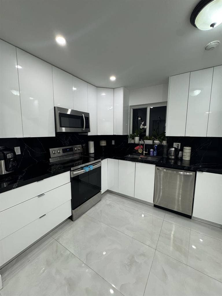 Beautiful house with 1 female only