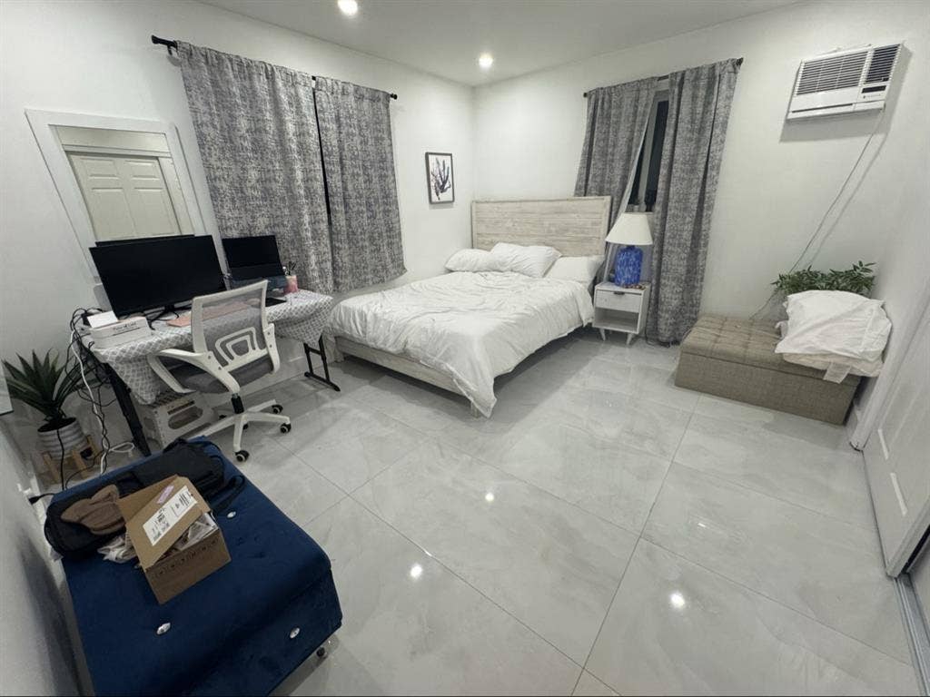 Beautiful house with 1 female only