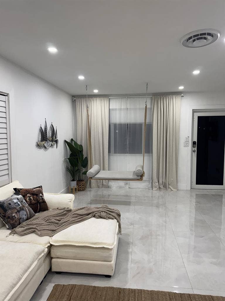Beautiful house with 1 female only