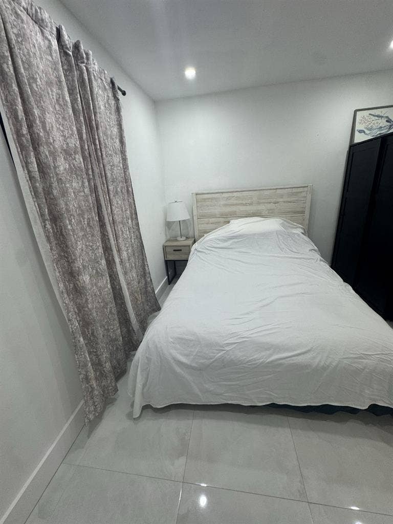Beautiful house with 1 female only