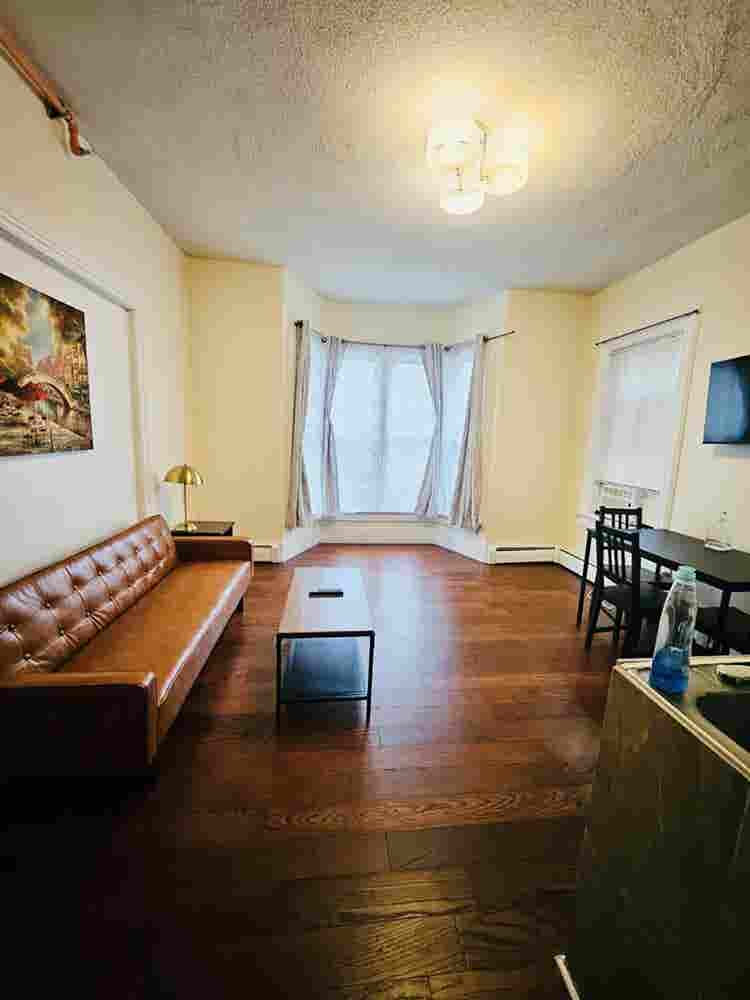 Nice apt near Whole Foods BrownUniv