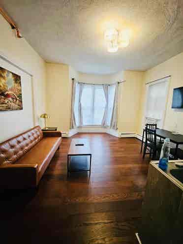 Nice apt near Whole Foods BrownUniv