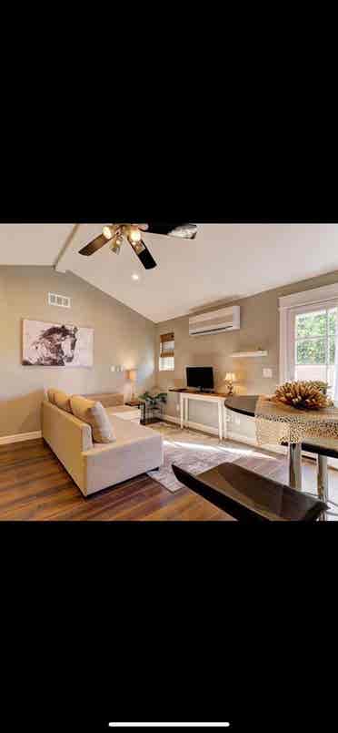 PRIVATE ENTRANCE STUDIO