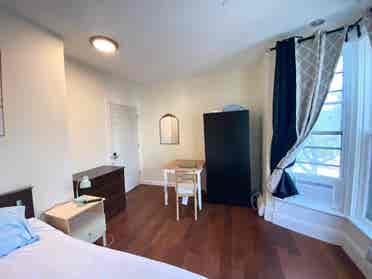 Room near Whole Foods Brown Univ