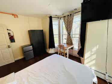 Room near Whole Foods Brown Univ