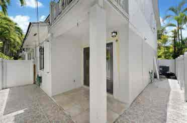 Room w/ own bathroom Coral Gables!