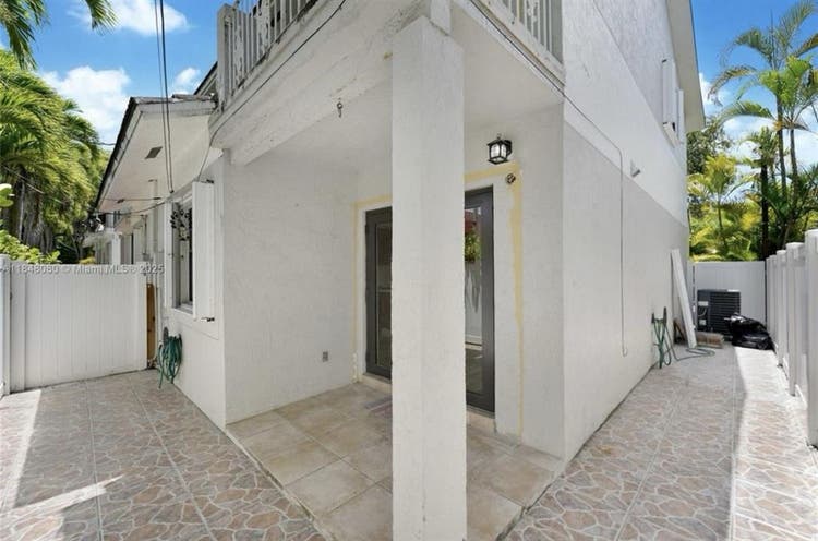 Room w/ own bathroom Coral Gables!