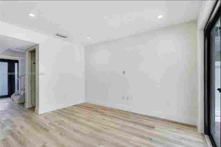 Room w/ own bathroom Coral Gables!
