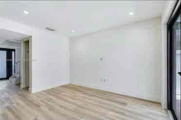 Room w/ own bathroom Coral Gables!
