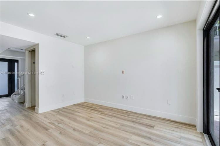 Room w/ own bathroom Coral Gables!